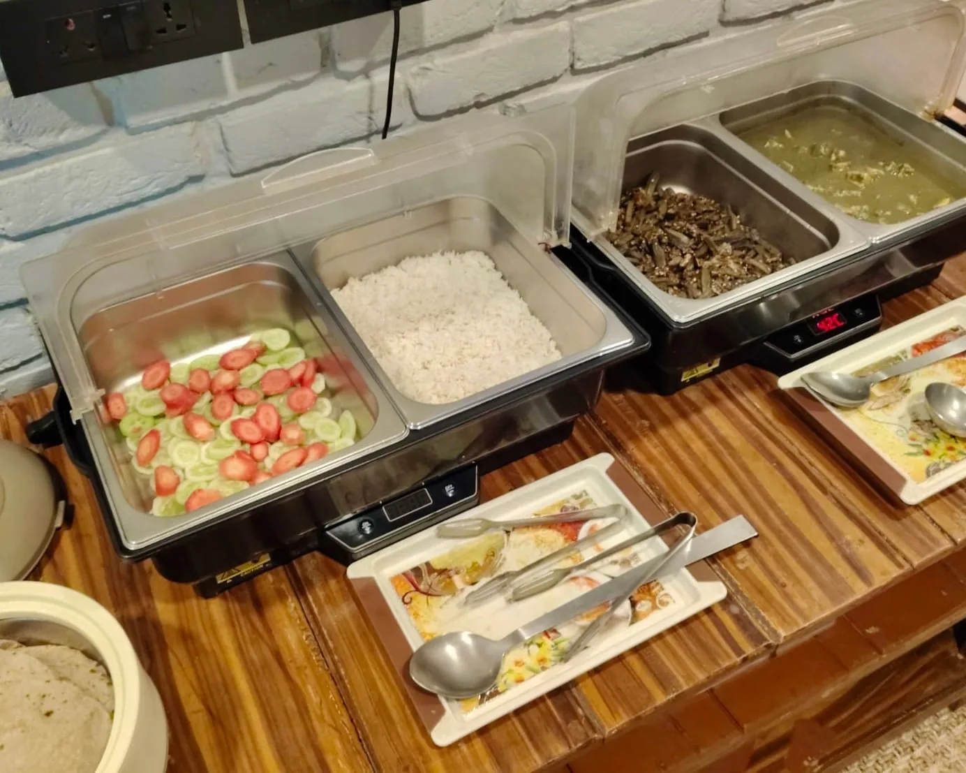 Fresh vegetarian food served at the Rishikesh yoga campus